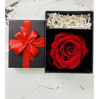 Hộp quà sinh nhật/valentine có lót rơm, đèn, bộ chữ LOVE hoa hồng