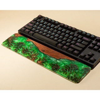 Kê tay bàn phím bằng gỗ kết hợp epoxy cao cấp tự nhiên, giúp tạo cảm giác thoải mái khi sử dụng